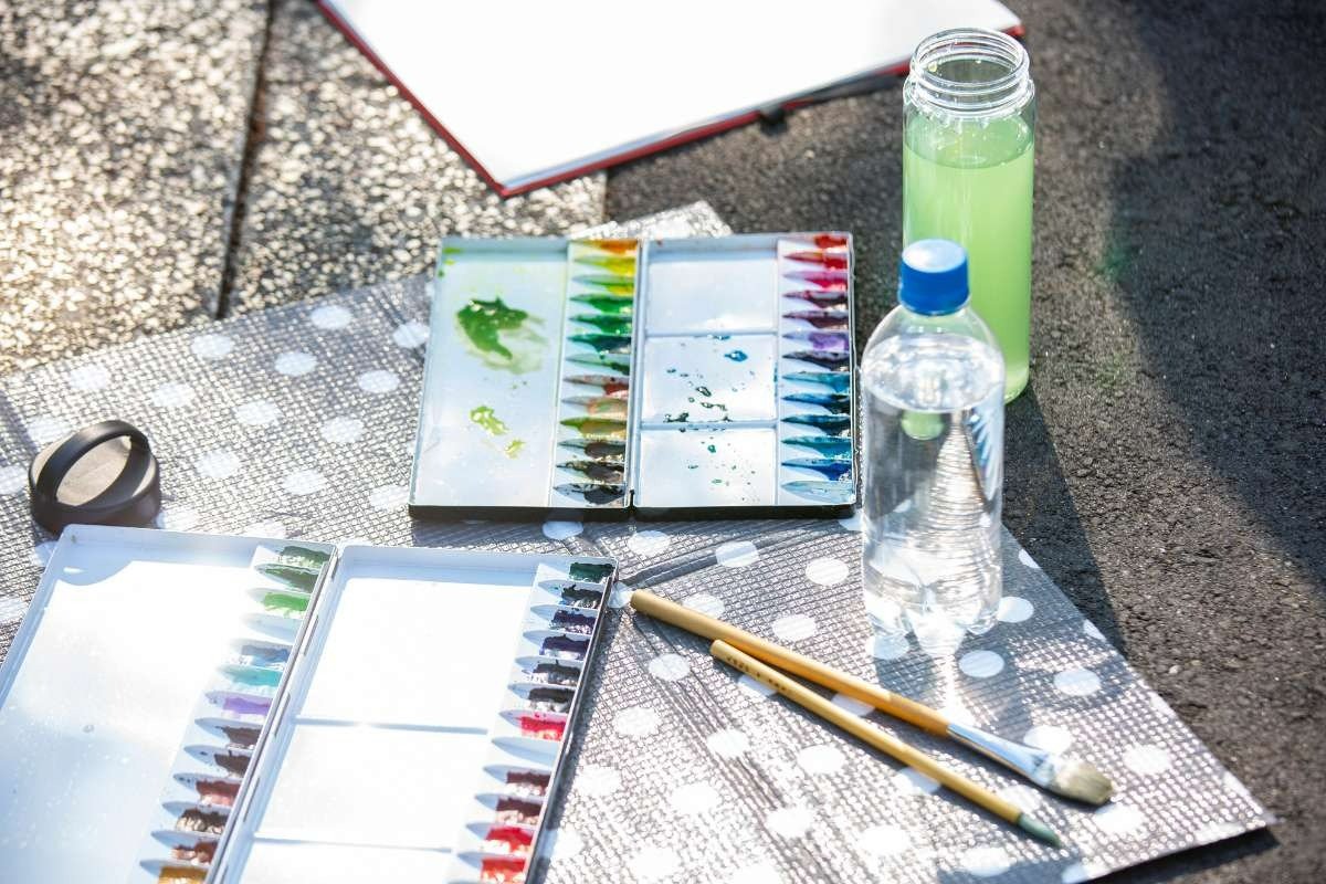 屋外スケッチに必要な道具。ペットボトル2本分ほどの水も必要です