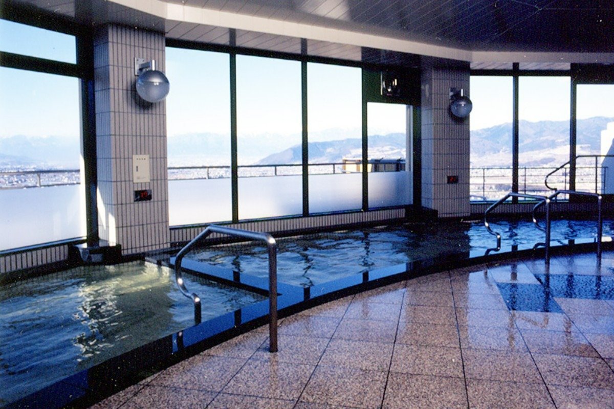 露天風呂もある温泉「天空の湯」。8～21時、840円