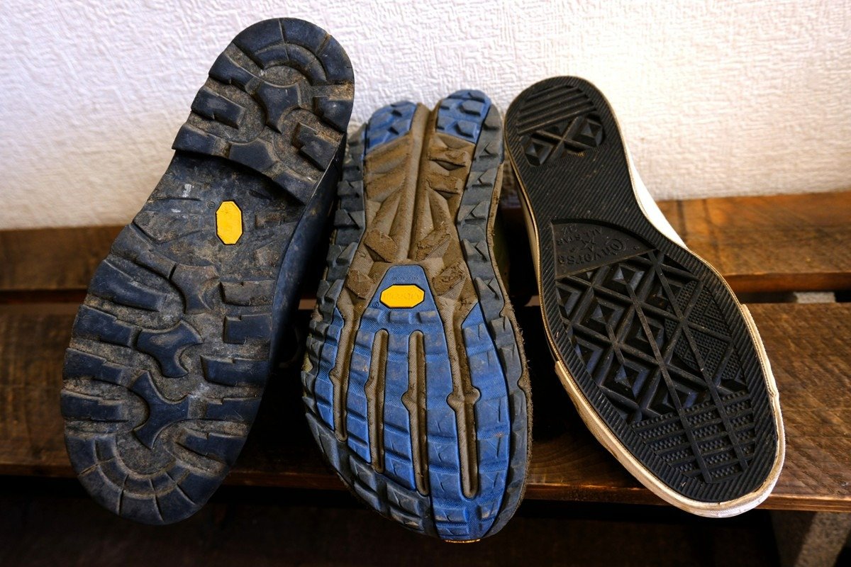 レザー製の登山靴（凹凸のあるソール、防水）、トレイルランニング用のシューズ（凹凸のあるソール、非防水）、一般的なスニーカー（凹凸のないソール、非防水）