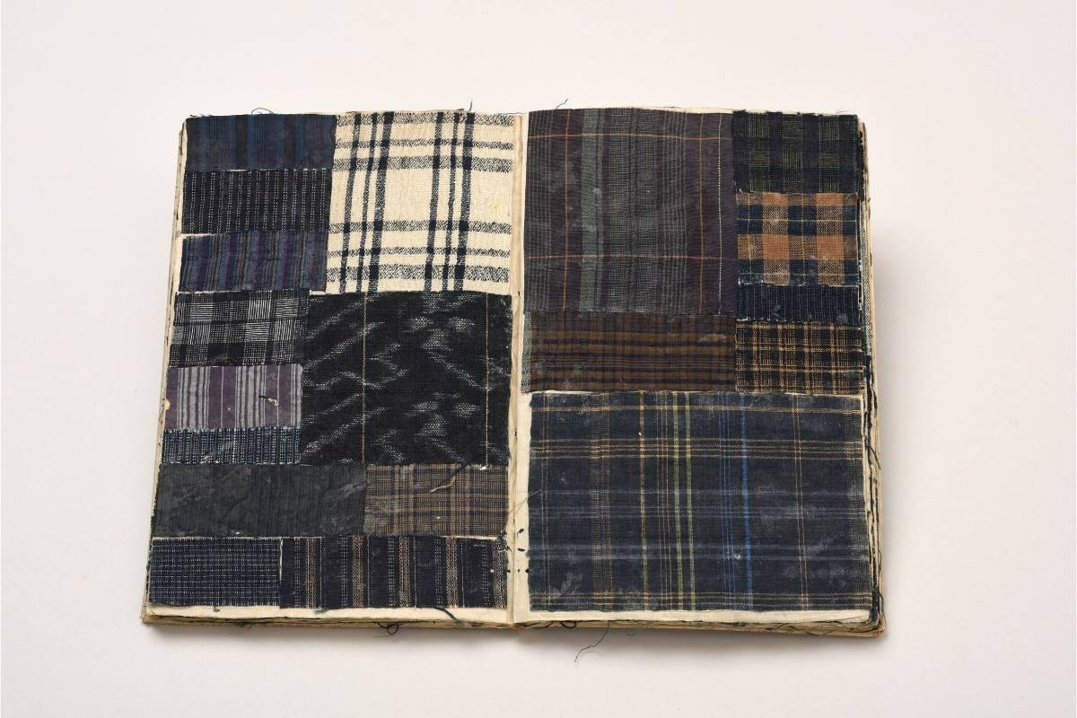 ハーンと出会う前、セツは家計を助けるために機織に精を出していた。自分が織った布地の端切れで作った織見本帳　画像提供／小泉八雲記念館