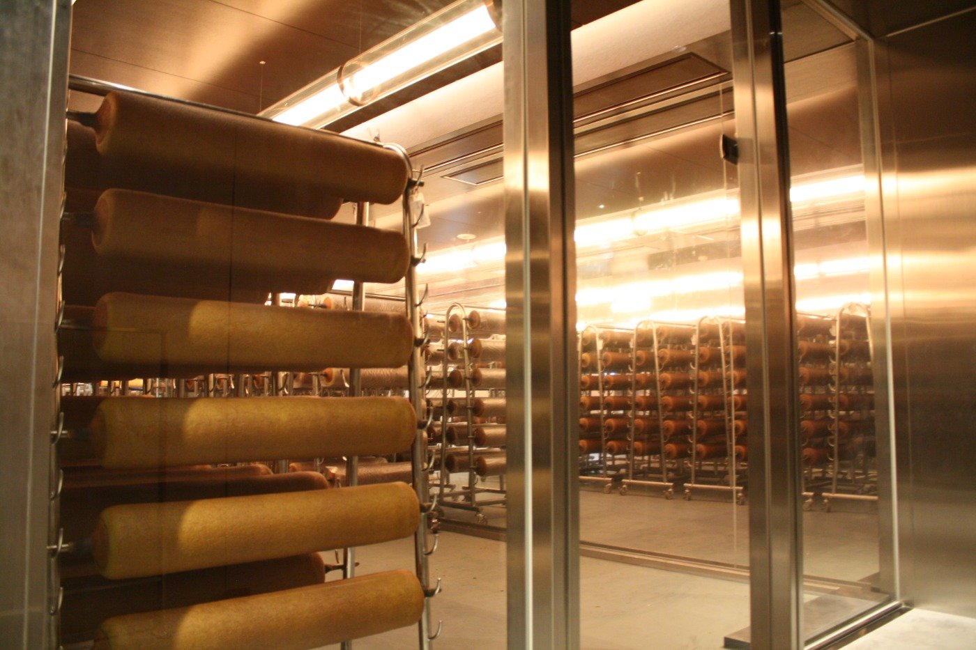 焼き上げた後に熟成させる「エイジング室」も見学可能