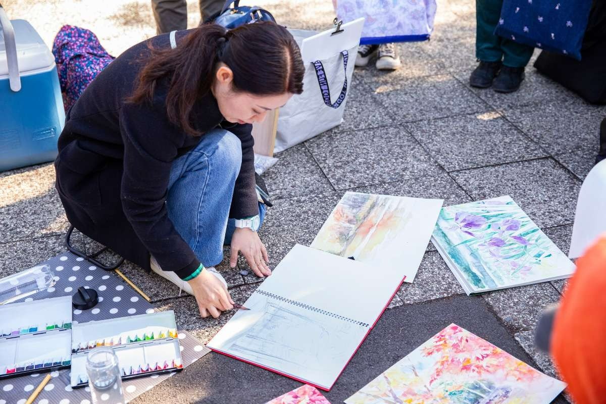 制作前にデモンストレーションをする伴戸さん