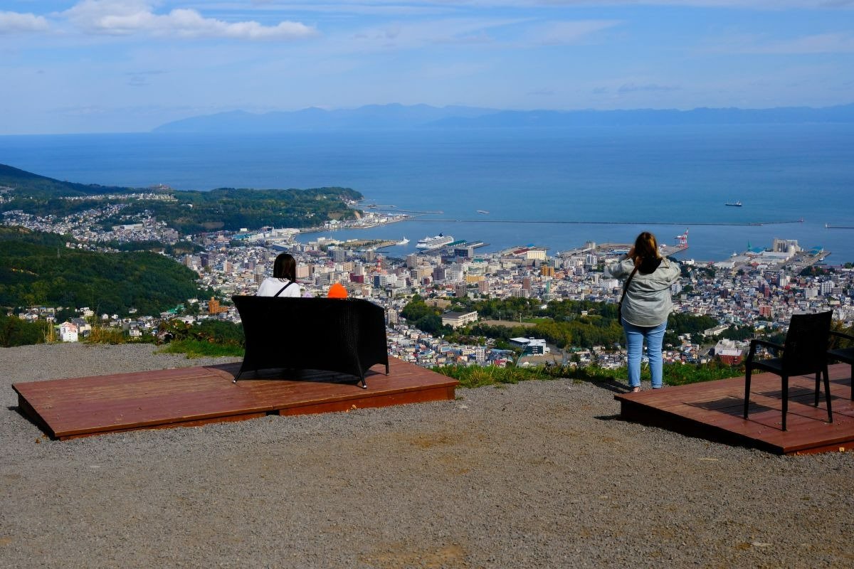 港町と海を一望する天空のベンチ