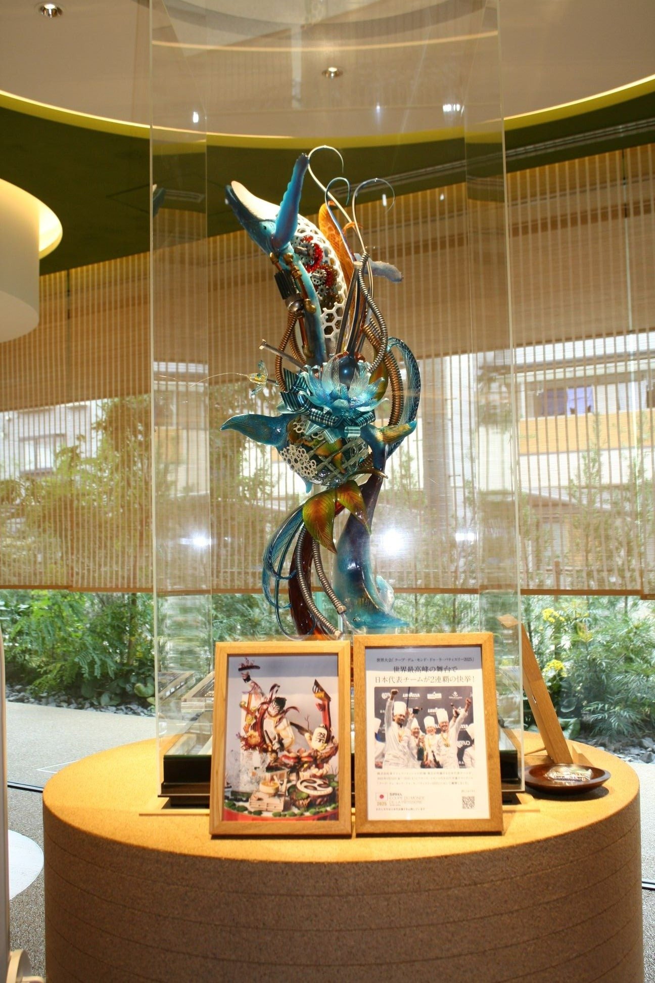 的場さんが制作した飴細工が1階に展示されています