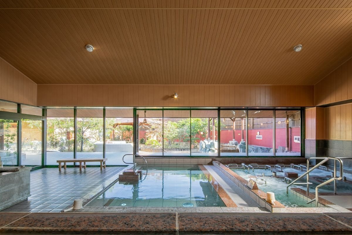 きれいで広々とした内湯の画像。手すりやベンチもある。