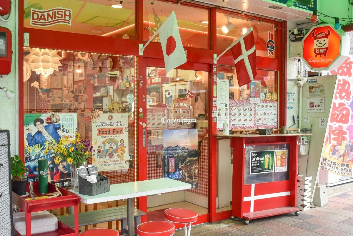 赤色が印象的な店の入り口。日本とデンマークの国旗が飾られている。