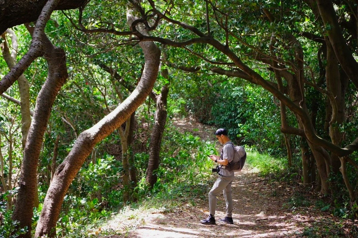 マメに立ち止まり、地図アプリで自分の現在地と登山コースを確認する