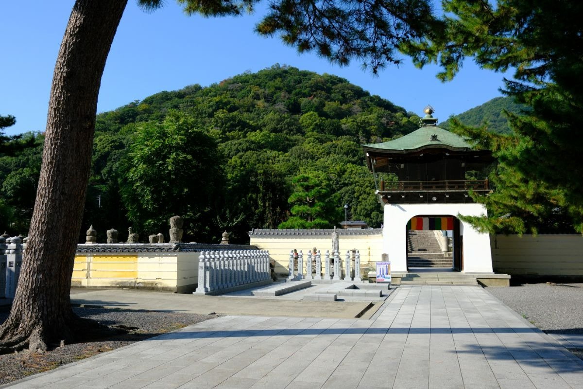 御影堂を抜けると、香色山はすぐ目の前！