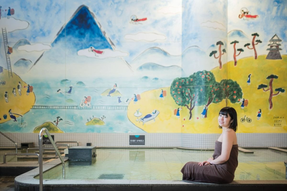 女性浴室の、炭酸ガスが溶け込む高濃度炭酸風呂。鬼頭祈（きとういのり）氏による温泉壁画あり