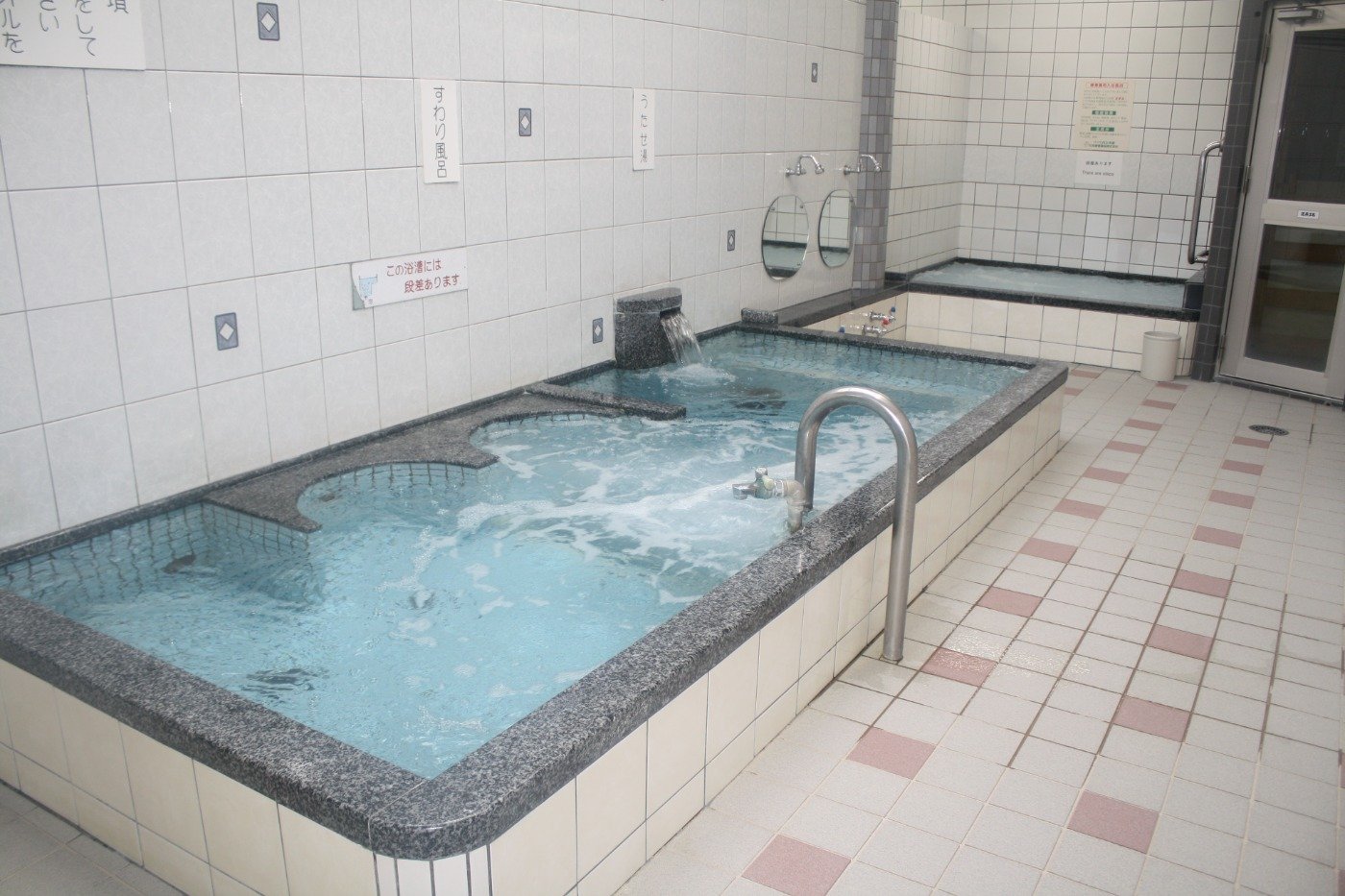 浴室には「うたせ湯」や「すわりふろ」などがあります