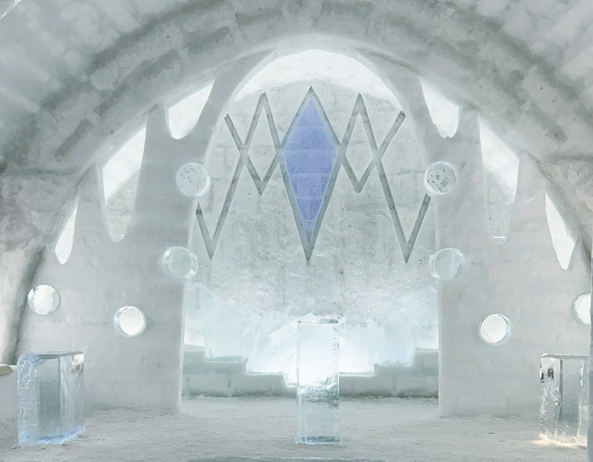 きらきらと輝く氷の造形が迎える入口