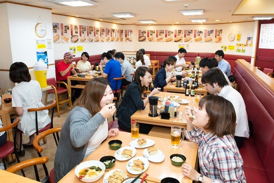 いろいろな店の餃子をいっぺんに味わえる「来らっせ本店」