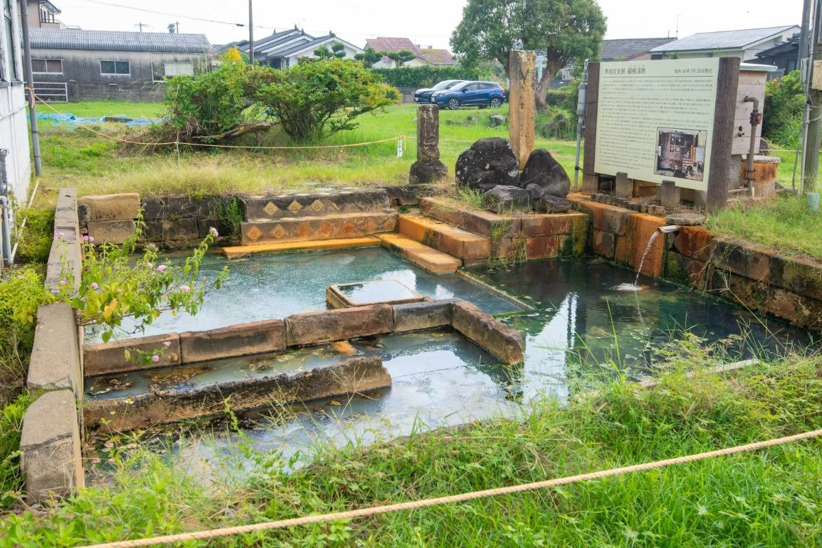 「殿様湯跡」。浴槽は、お湯が4つの湯つぼをめぐり適温になるよう工夫されています
