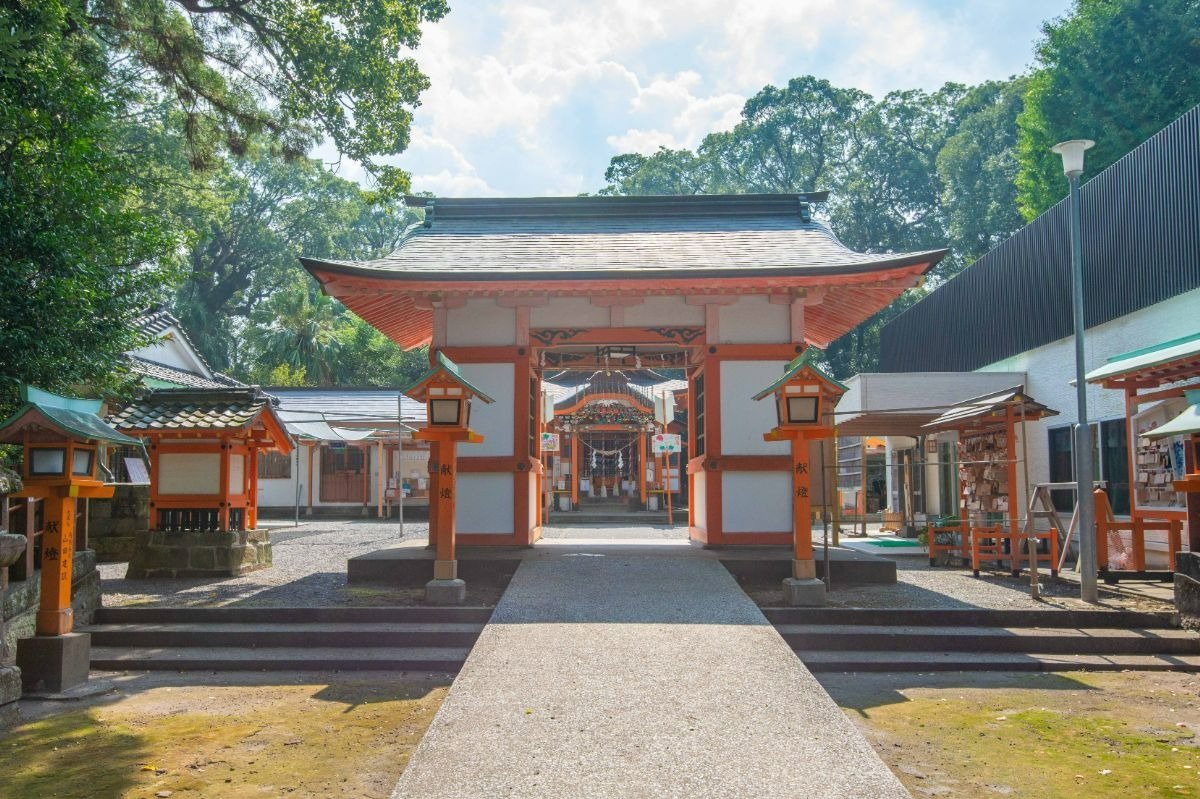 随神門をくぐると、勅使殿、拝殿、舞殿、本殿が一直線に並んでいます