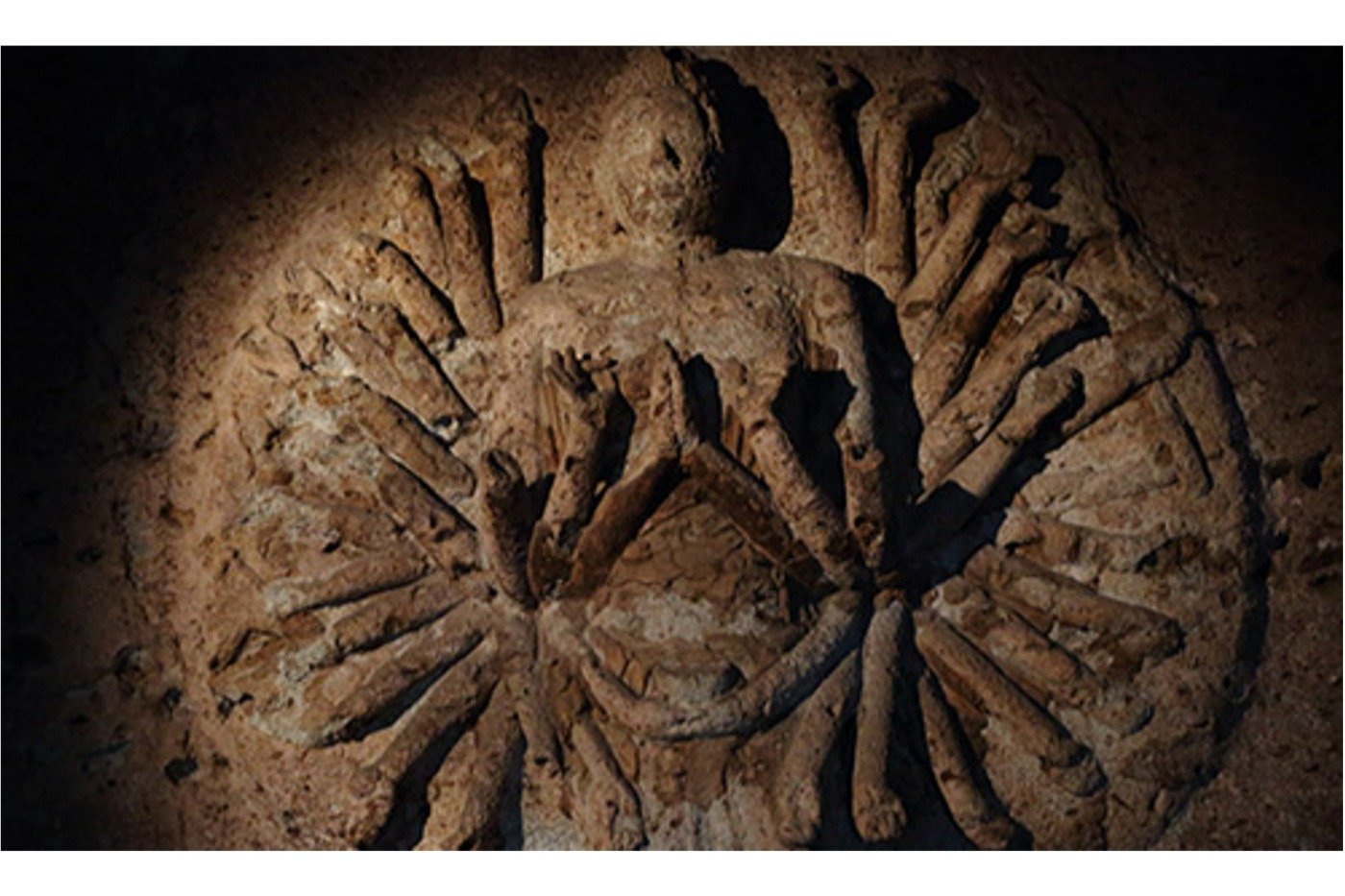 当初は朱塗りや漆の上に金箔が押され金色に輝いていたといいます