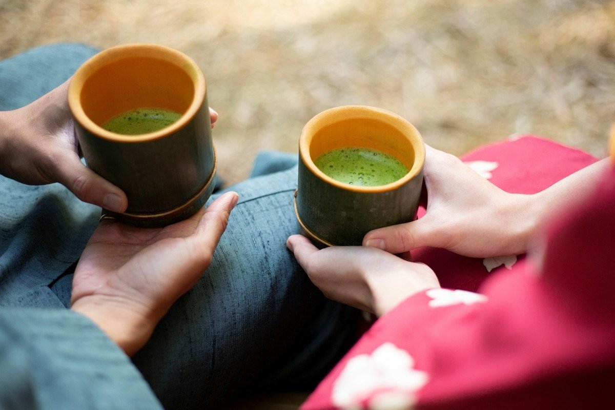 竹器で提供する抹茶（お茶請け付き）750円