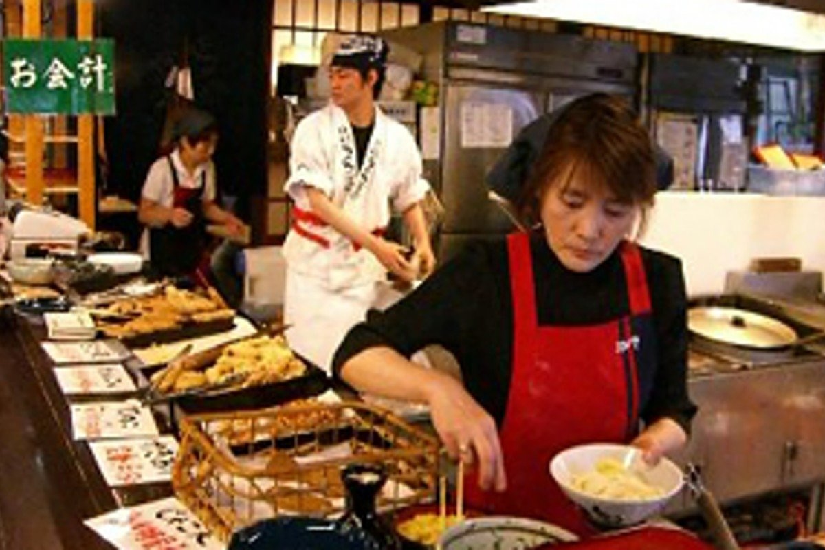 愛媛県ご当地の練り物「じゃこ天」などのトッピングも楽しみ