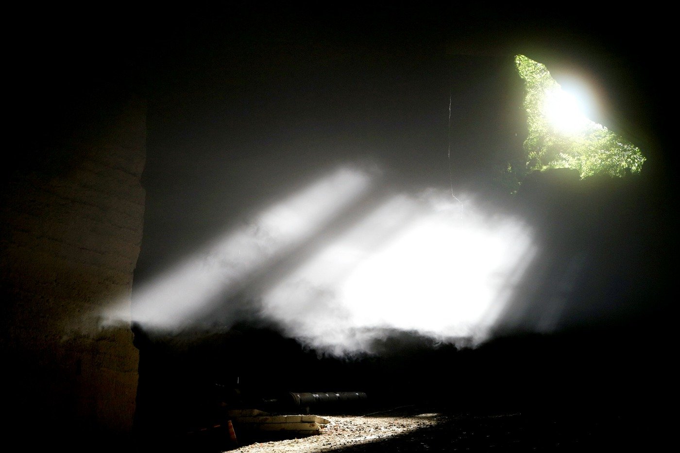 天候によっては暗がりに光が差し込む、こんな神秘的な場所も