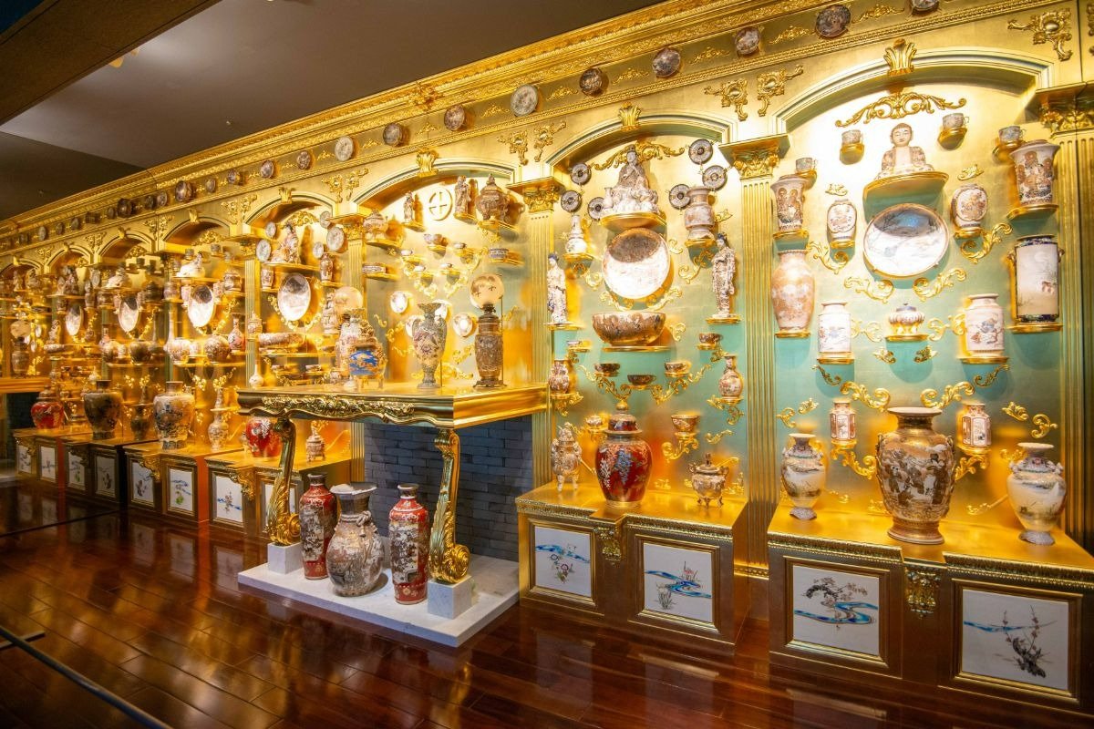 徳川将軍家への献上品でもあった薩摩金襴手（きんらんで）を展示する「金襴の間」