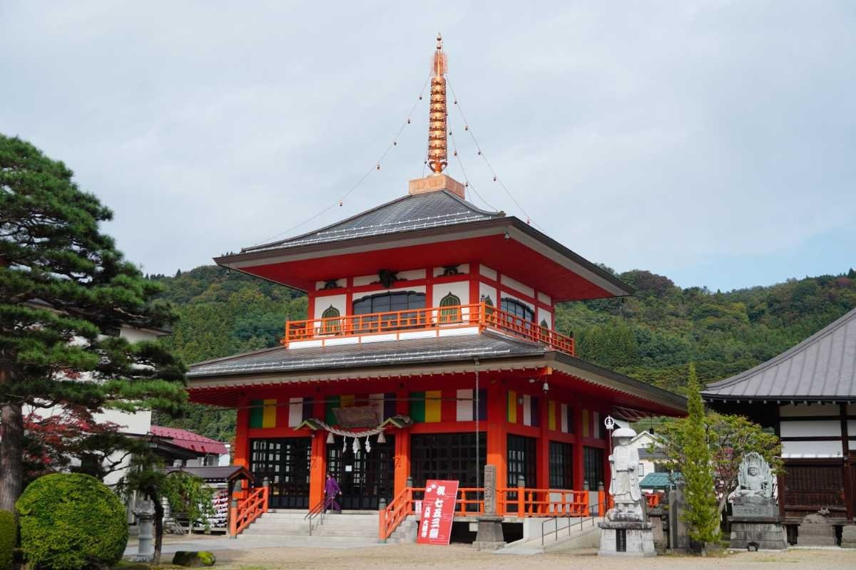 木々の緑に映える朱塗りの大日堂