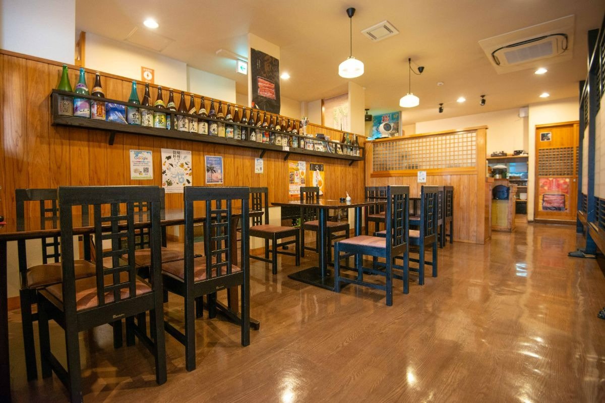 テーブル席や小上がりの座敷席がある店内