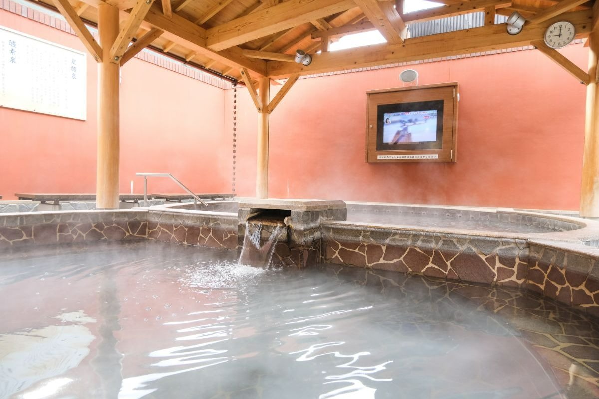 露天風呂はこの浴槽以外にも壺湯あり