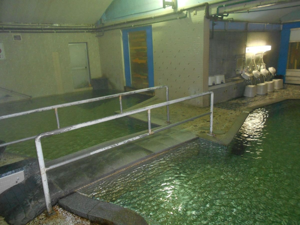 温度別に3つの湯船を配した内湯