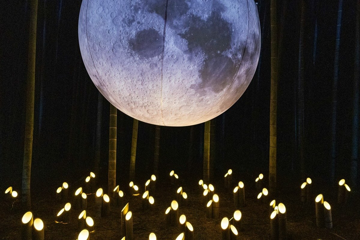 かぐや姫の世界に入ったような月のオブジェ