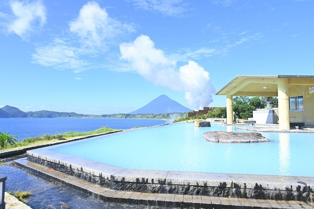 東シナ海や開聞岳を眺望する和風露天風呂