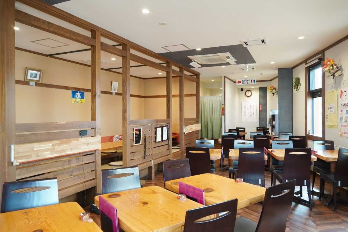 明るい日差しがたっぷり入る店内