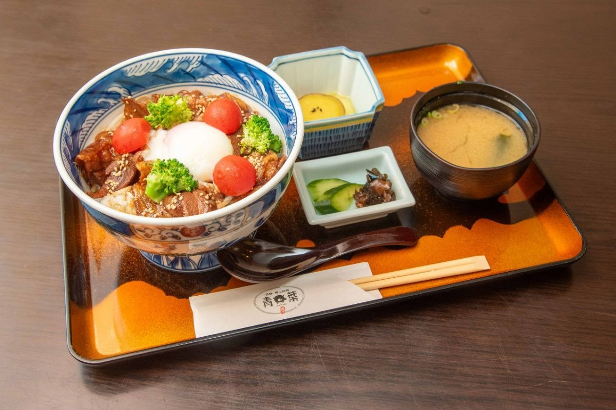 「温たまらん丼」1180円（サツマイモのレモン煮、汁物付き）