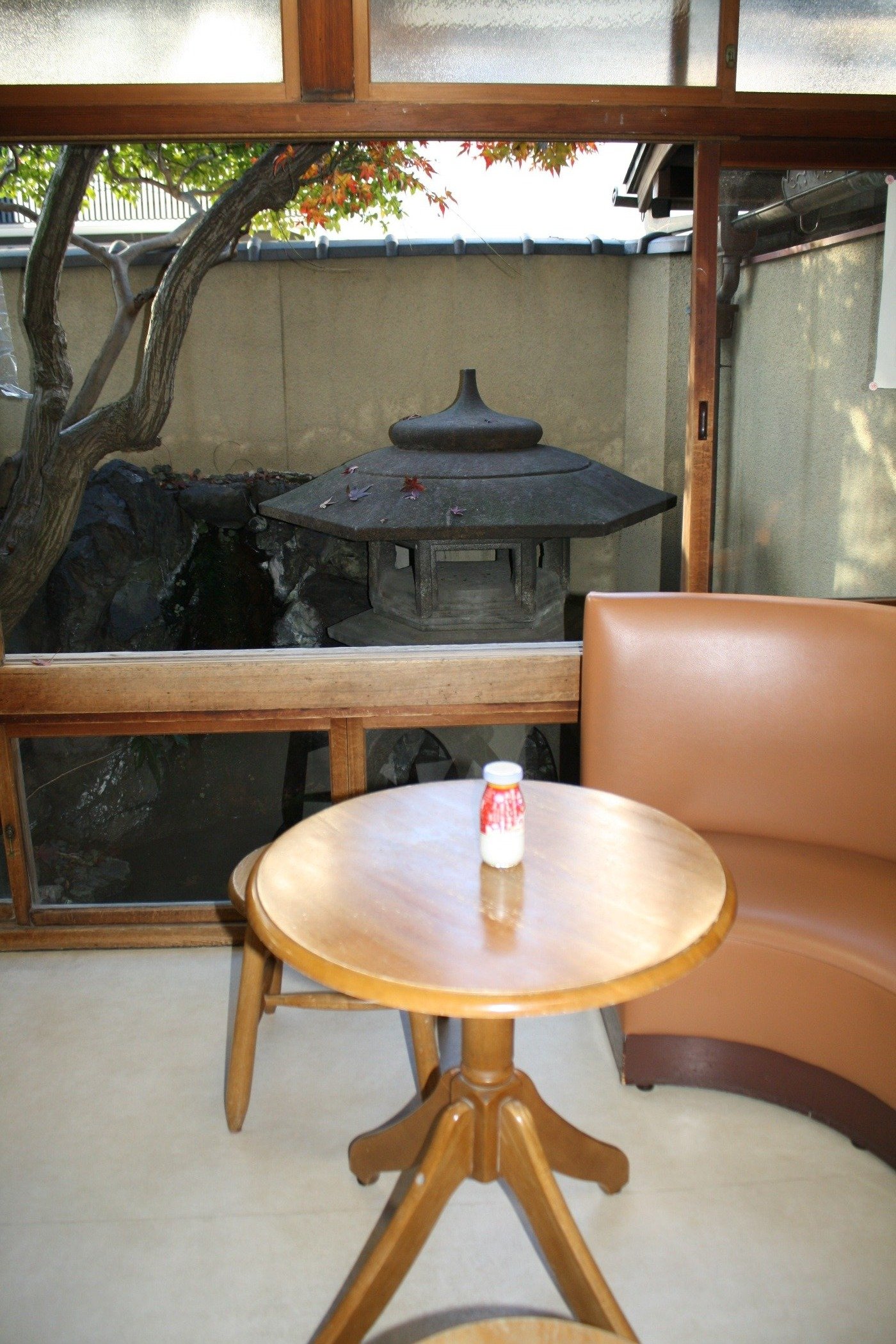 坪庭が見えるように休憩できる椅子が置かれています