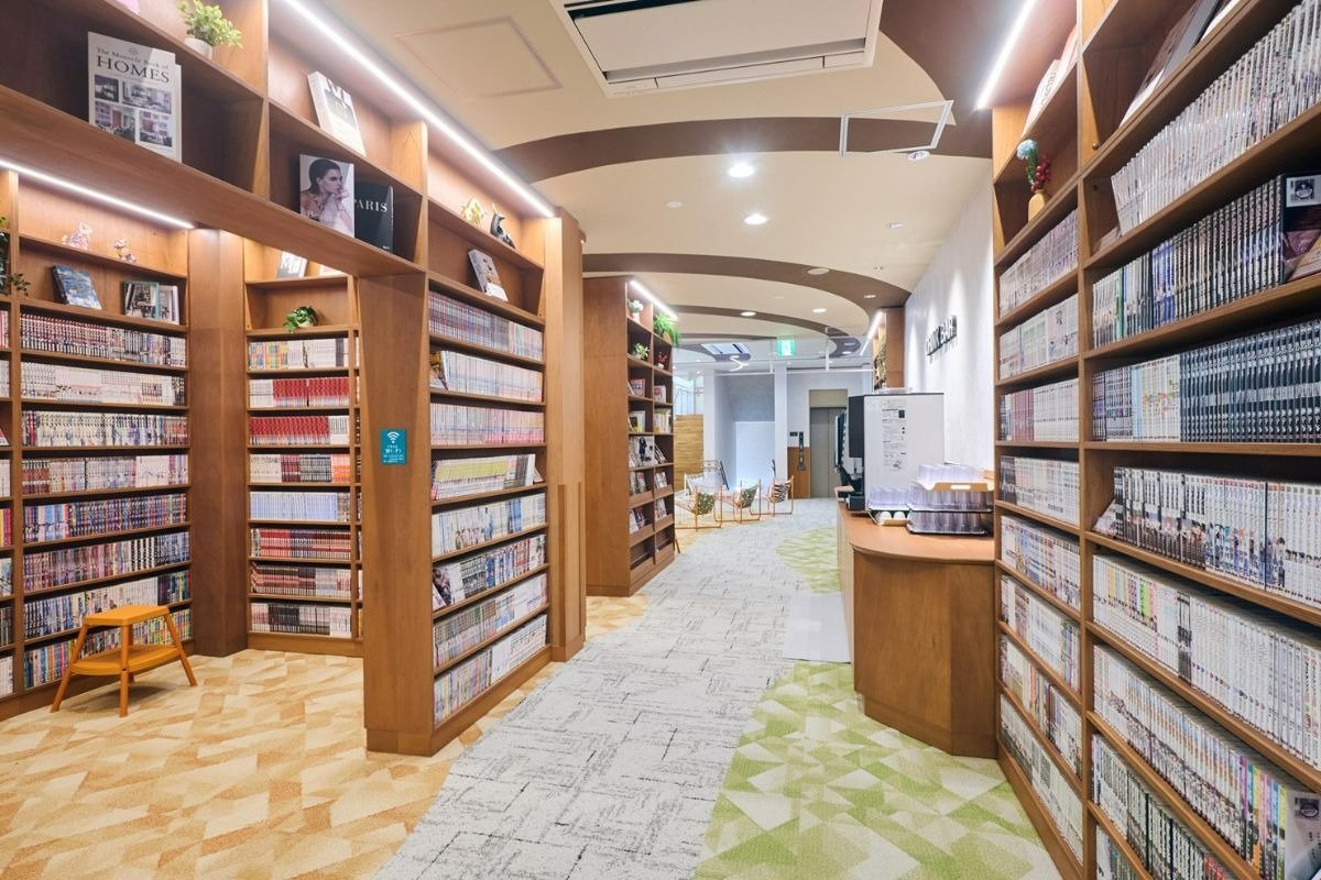 蔵書1万冊超えの「ブックラウンジ」