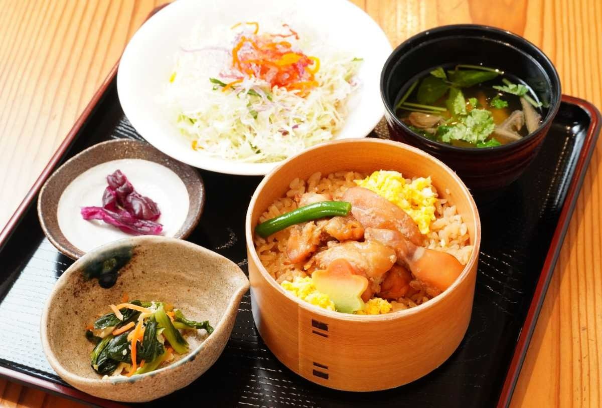 一番人気の「鶏めし御膳」1100円