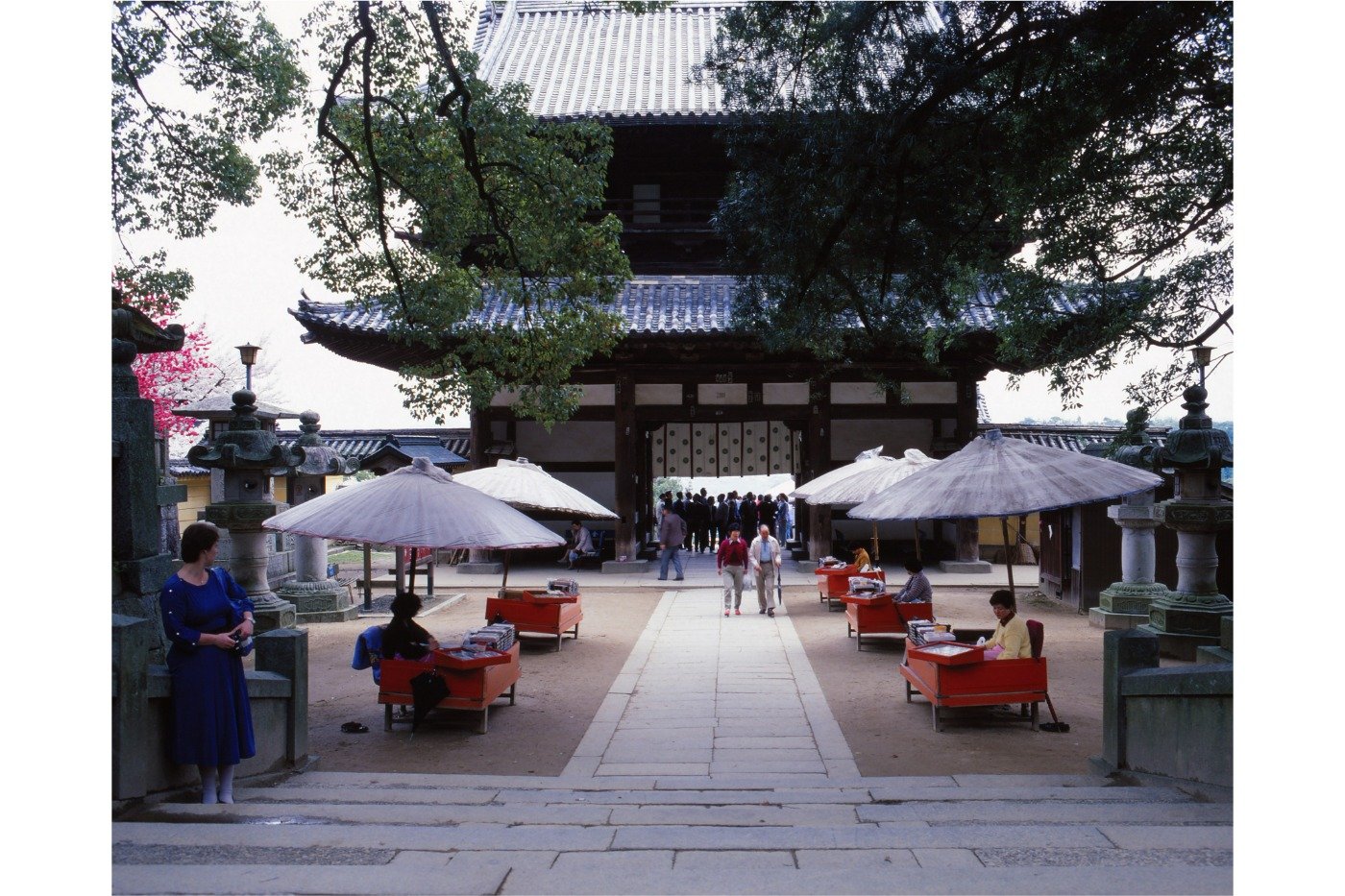 「御利益飴」として親しまれている神美代飴を売る五人百姓