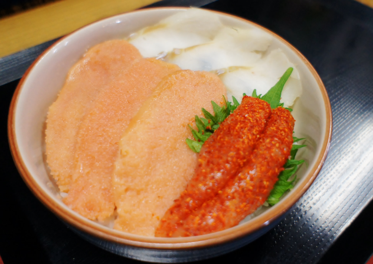 虎杖浜たらこの開きと虎杖浜明太子ひと腹、さらに白身魚の昆布締めが乗った「たらこ相盛丼」2090円