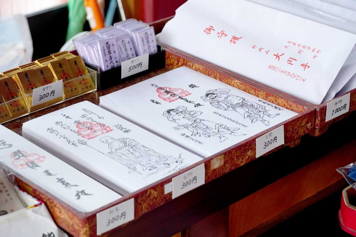 玄関や台所など、貼る場所に合わせた御札が並びます