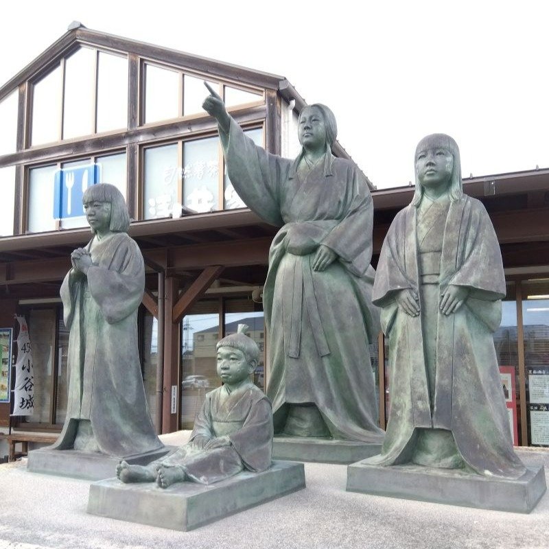 道の駅・浅井三姉妹の郷に立つお市の方と浅井三姉妹の像