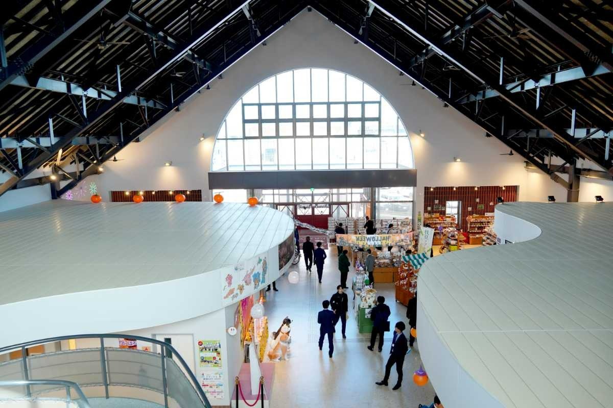 展示室や秋田犬グッズがいっぱいの売店に加え、大館市観光案内所があります