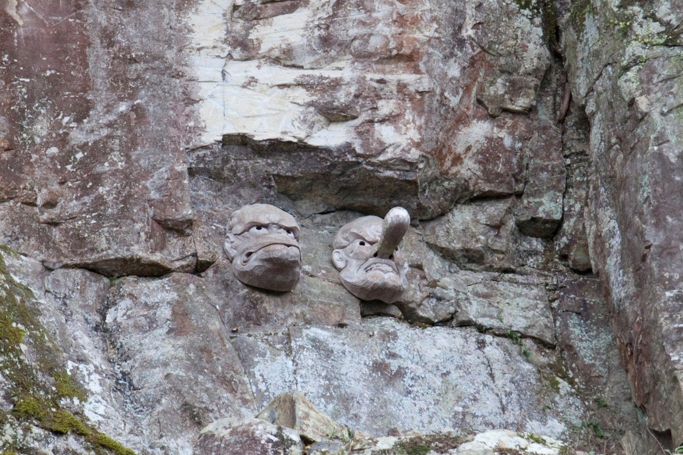 威徳巖の断崖上部には天狗とカラス天狗の彫物があります