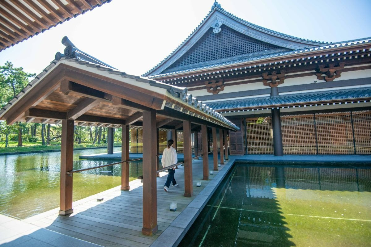 京都の平等院鳳凰堂（ほうおうどう）をイメージした建物