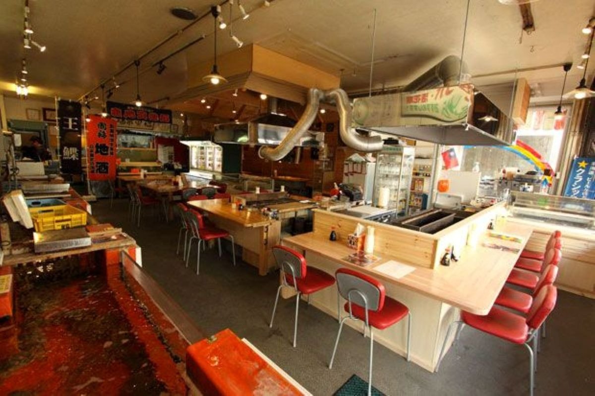 臨場感ある店内で刺身や焼き物を堪能