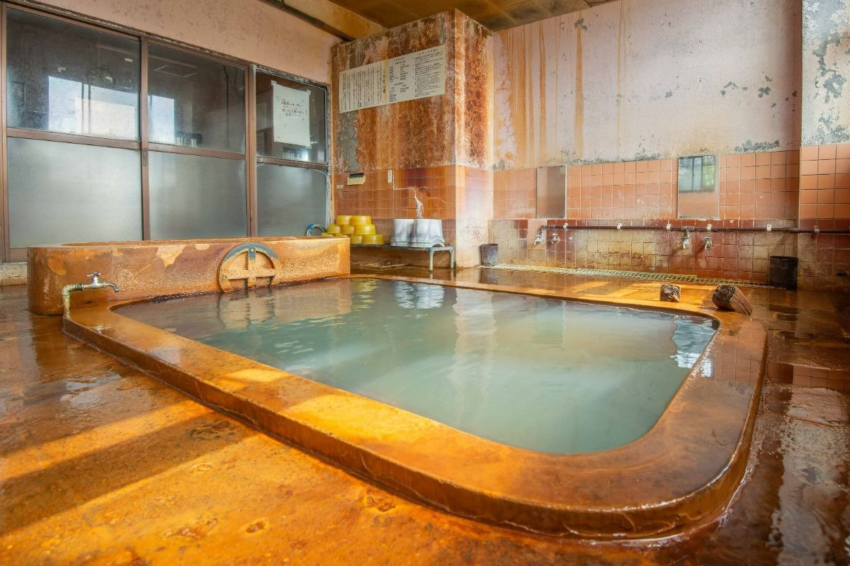 浴槽には島津家の家紋が刻まれています。写真は男湯