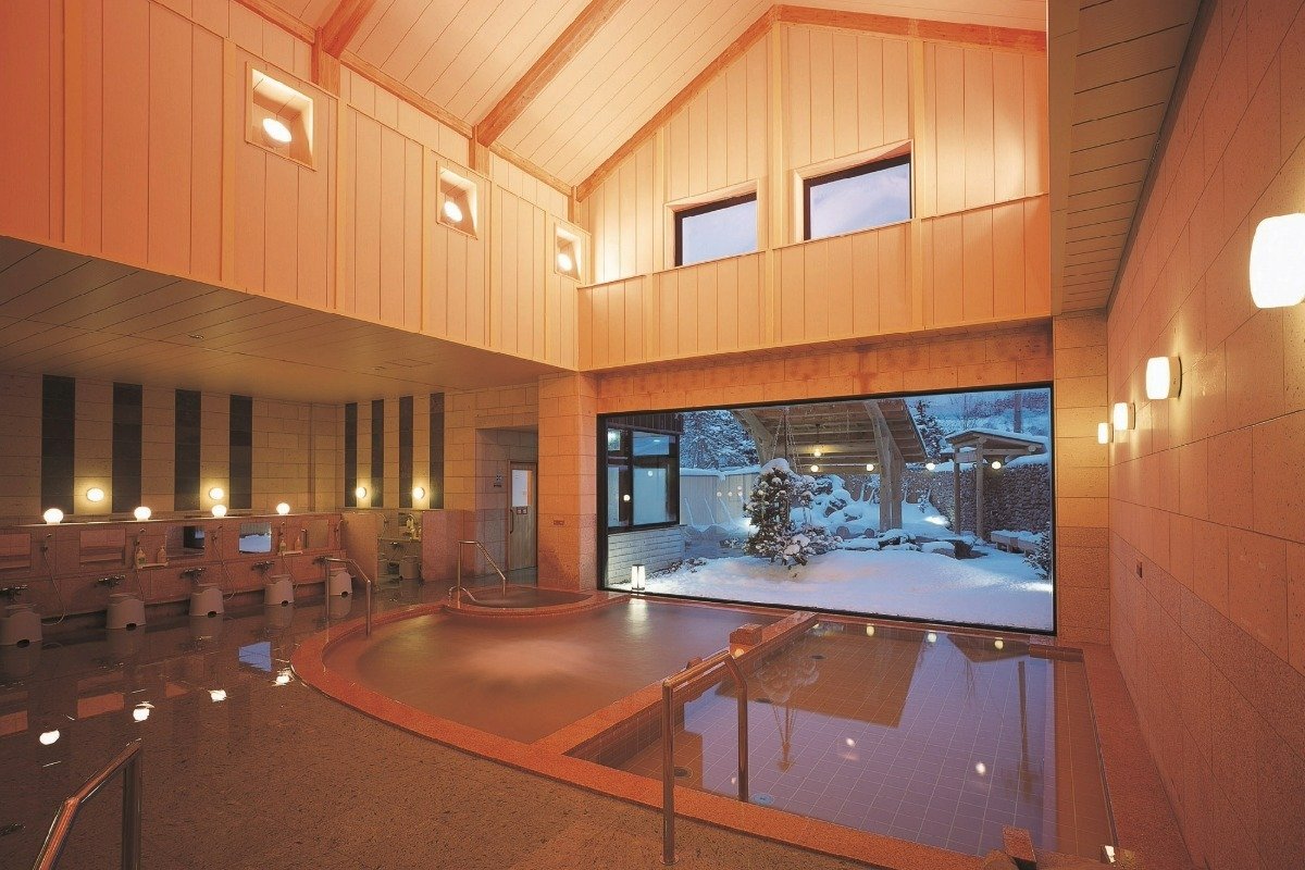 木と石をふんだんに使った内湯