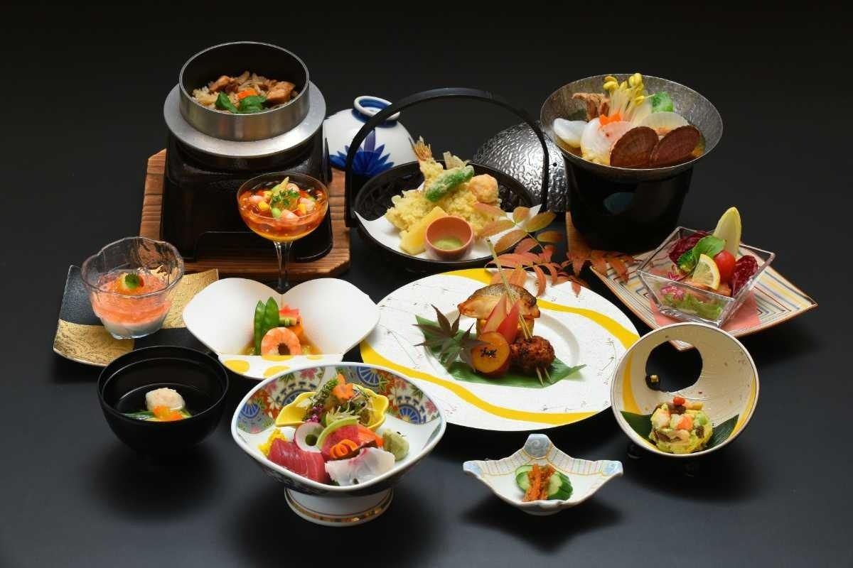 夕食は地元食材たっぷりの和食御膳。品数、ボリュームともにたっぷり