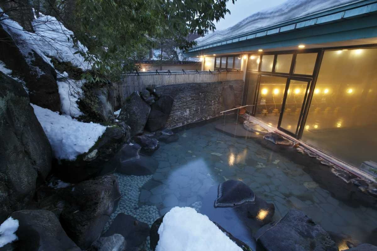 冬は雪見が楽しめる露天風呂