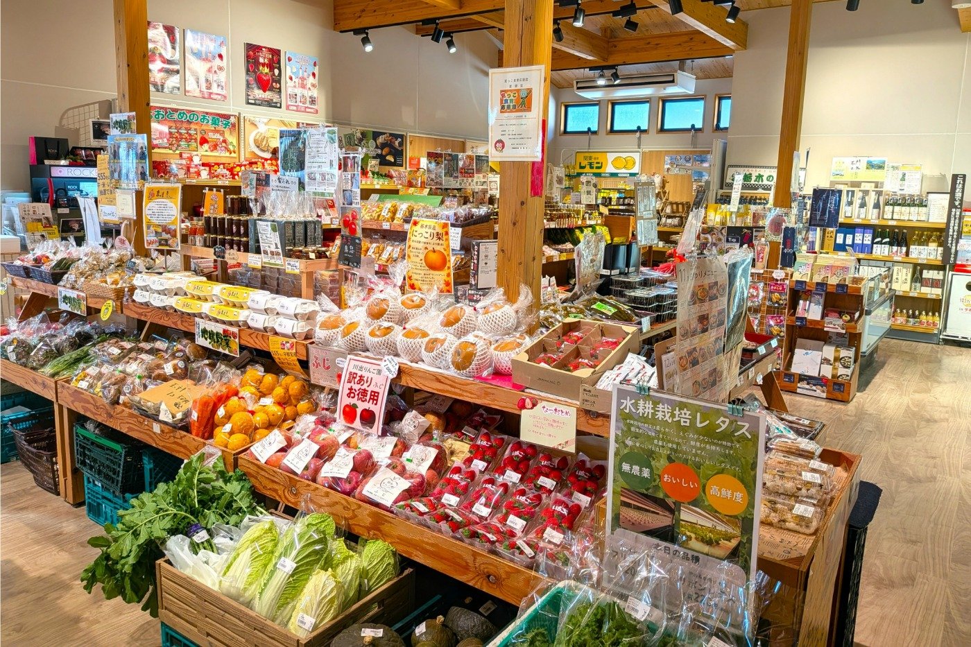 近隣の農家が持ち込んだ新鮮野菜が並びます