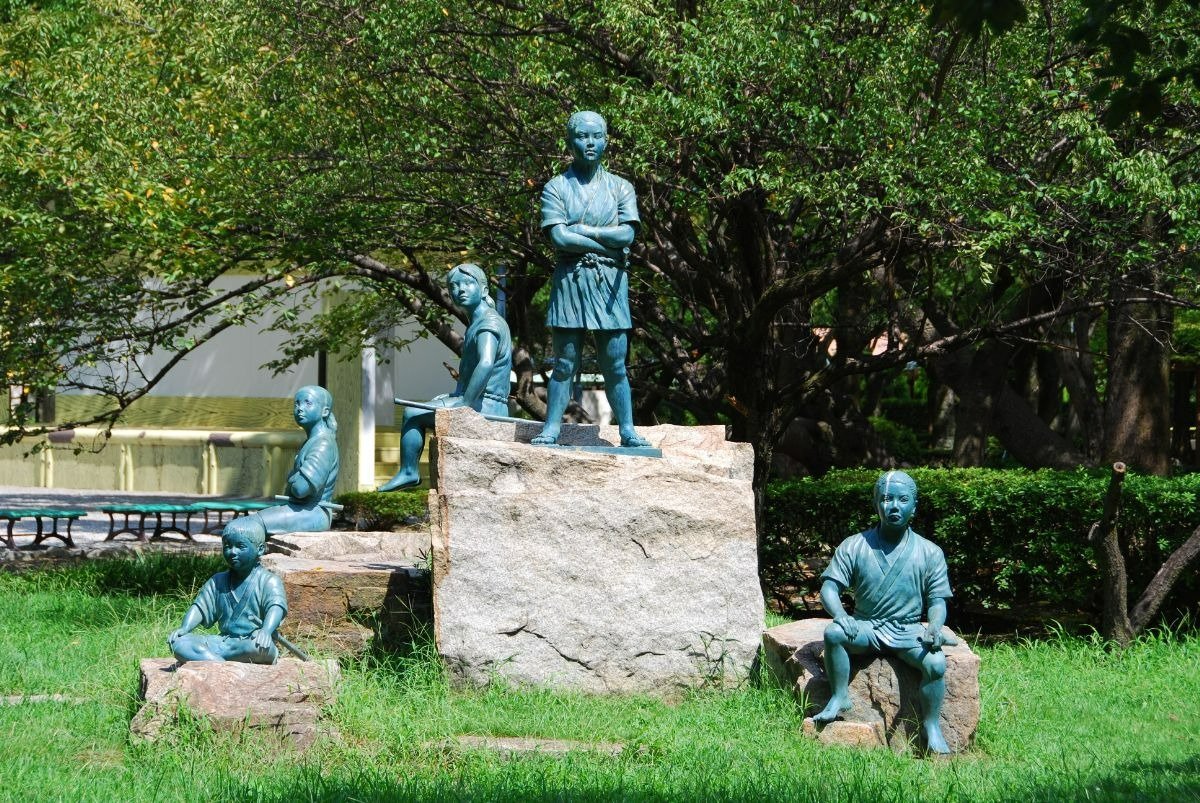 中村公園にある「日吉丸となかまたち」の群像。日吉丸は秀吉の幼名で、わんぱく盛りの頃をイメージして創作