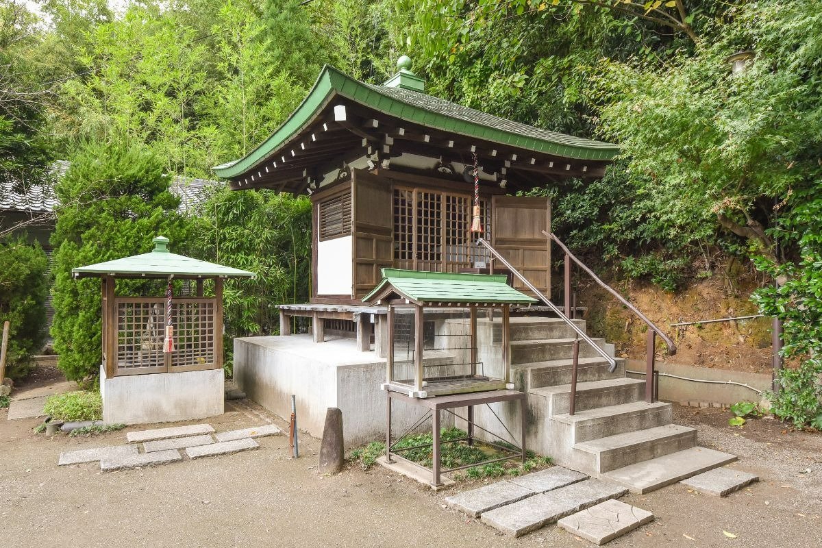 敷地東側に祀（まつ）られた薬師如来は花山温泉の守護神