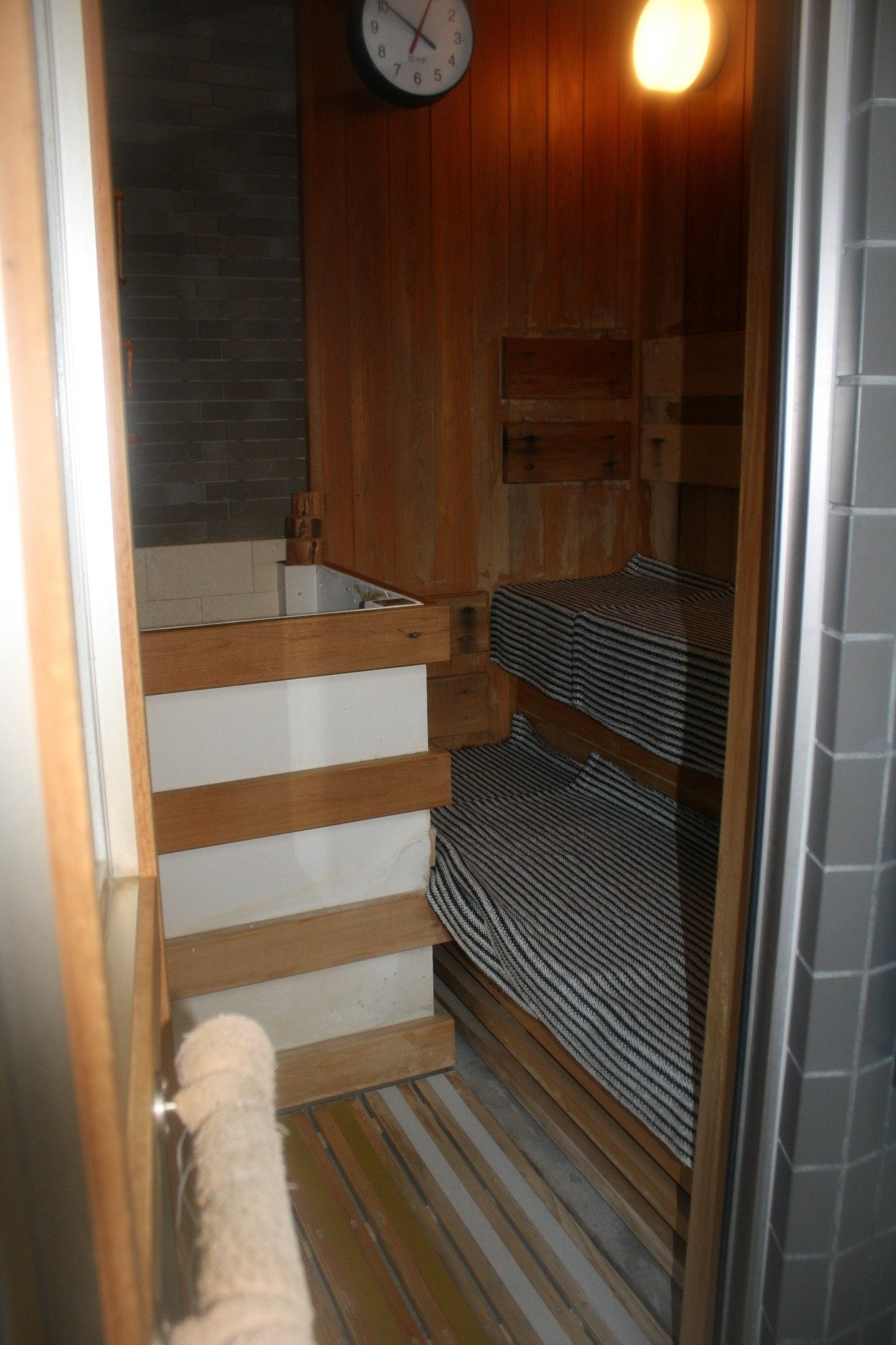 3人が入れるサウナを新しく設置